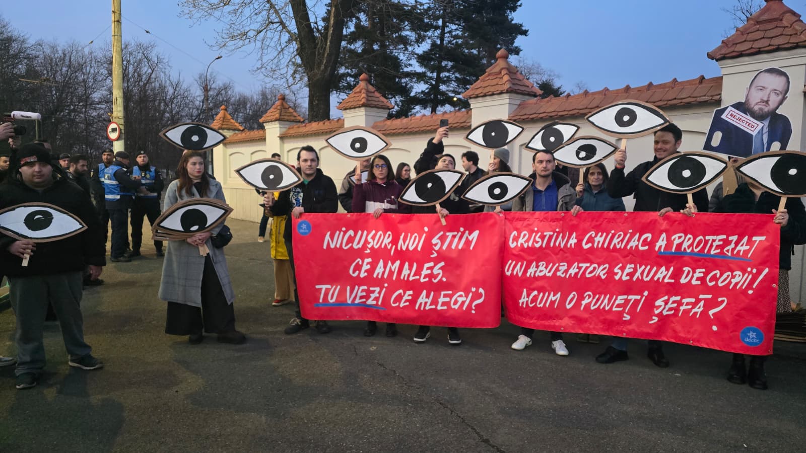 Protest in fata Palatului Cotroceni impotriva propunerilor pentru conducerea marilor parchete Nicusor nu semna ca ingropi Justitia Nicusor Dan a venit sa discute cu protestatarii