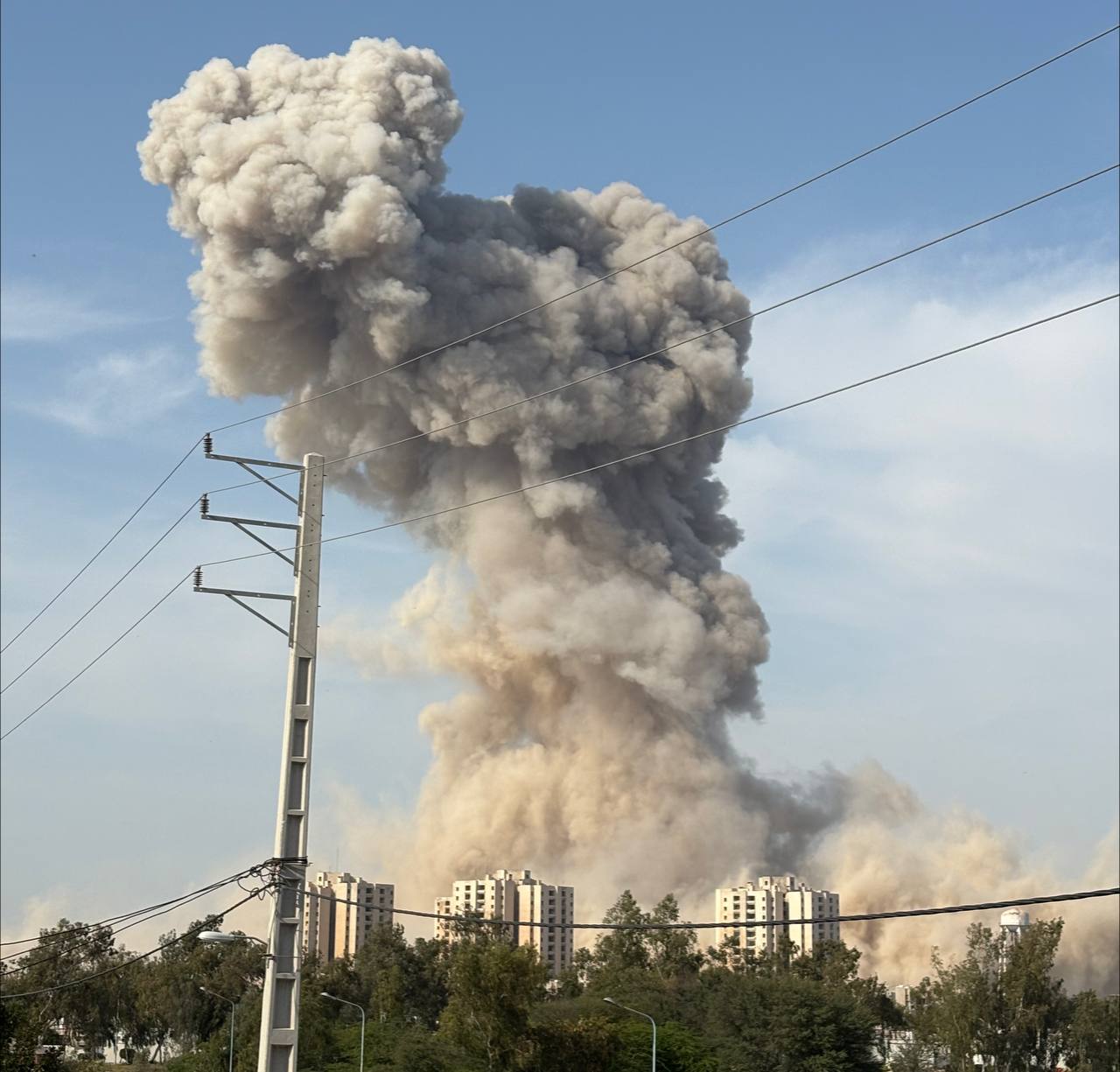 Razboi in Orientul Mijlociu ziua 13 Pretul petrolului creste din nou Stramtoarea Ormuz devine noul punct fierbinte al conflictului dupa atacurile asupra navelor Israel isi ndreapta loviturile impotriva Iranului