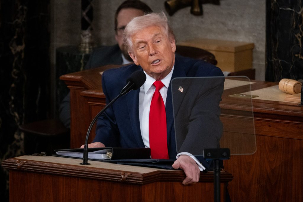 SUA distrug complet obiective militare de pe Insula Kharg sustine Trump