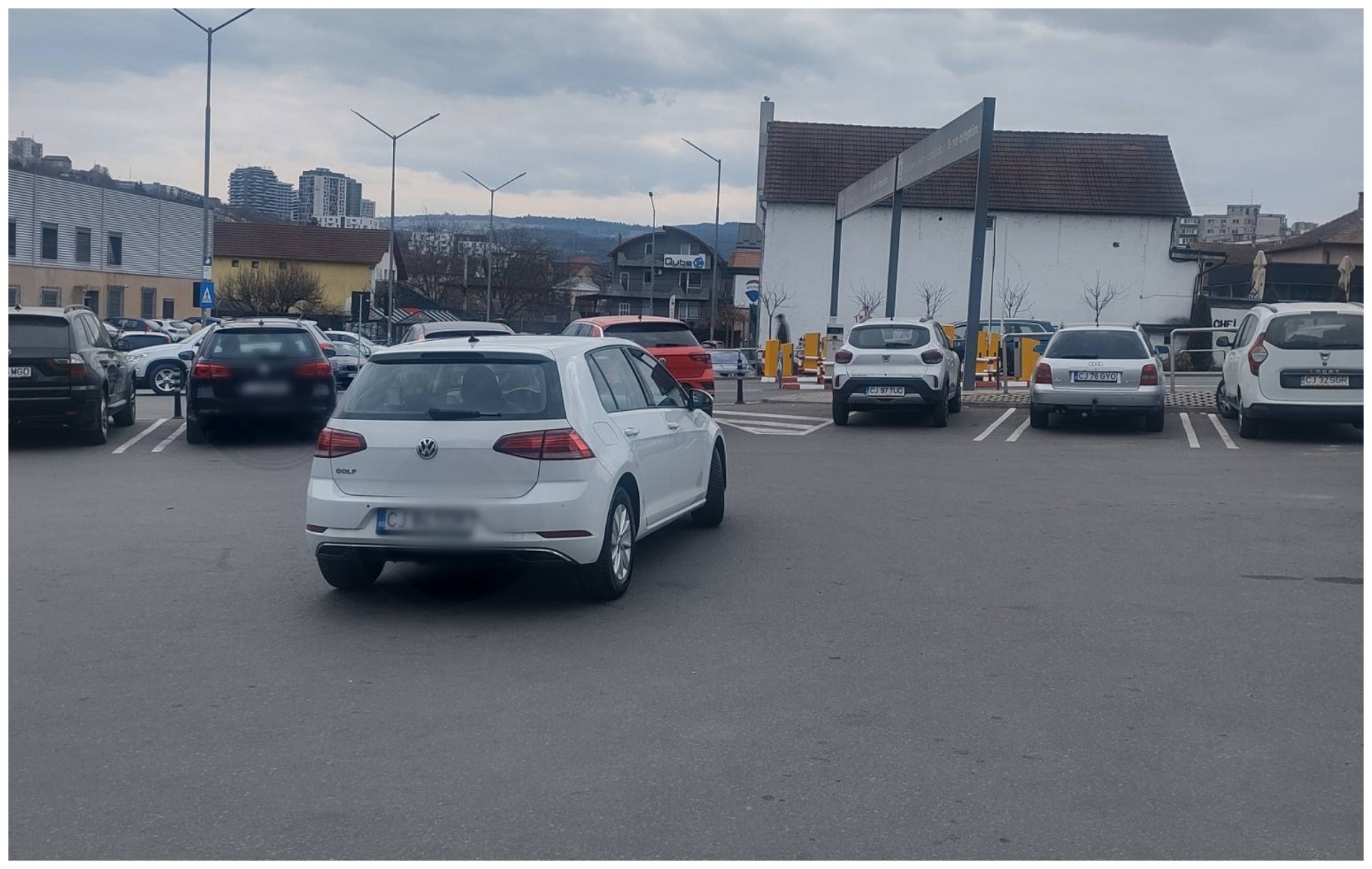 Scena surprinzatoare intr o parcare din Cluj Napoca A abandonat masina in mijlocul parcarii Motorina e prea scumpa pentru a cauta loc