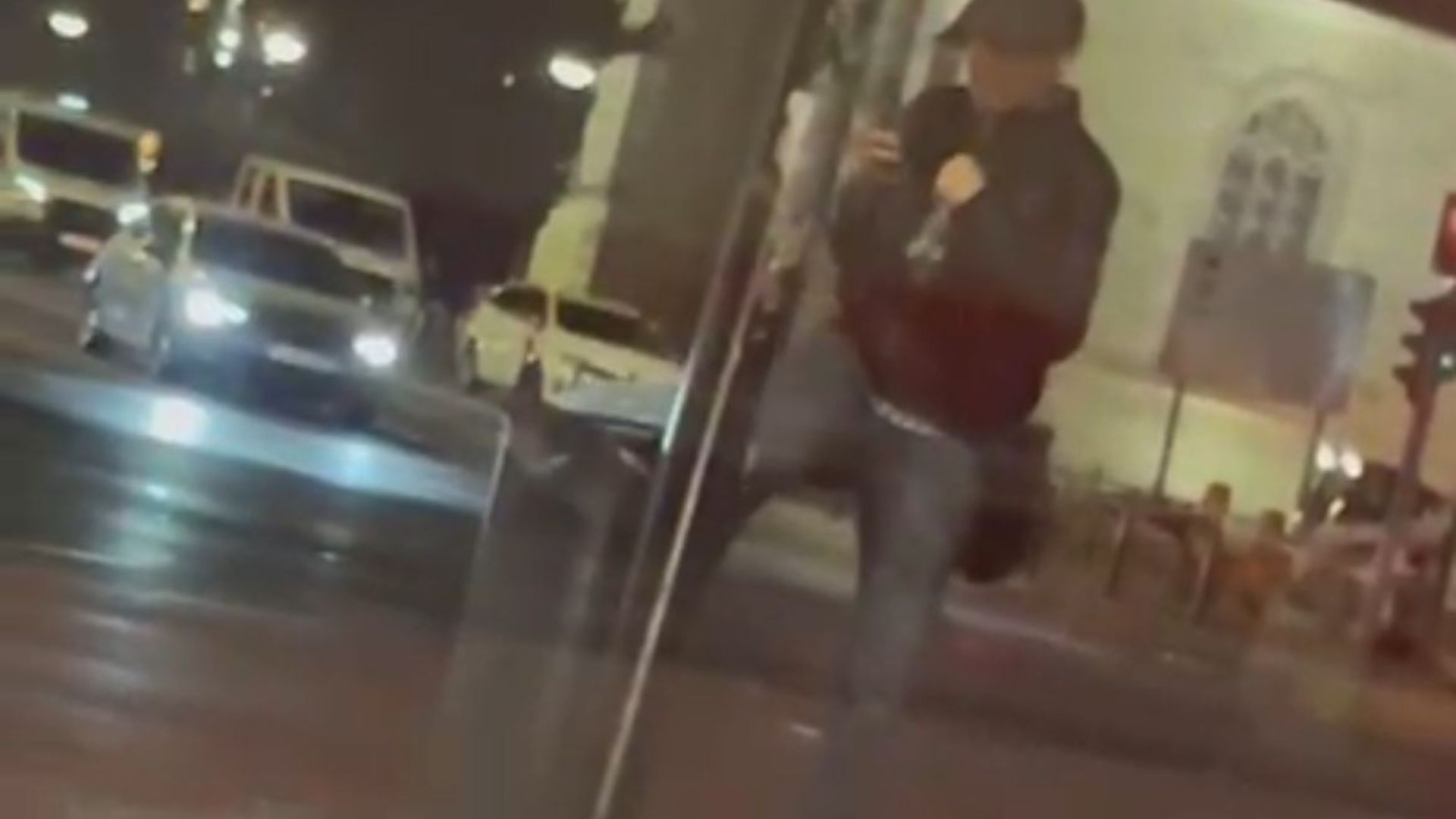 VIDEO Bataie ca in filme cu un tomberon Un barbat a creat spectacol in centrul Clujului Pur si simplu a inceput lupta cu tomberonul