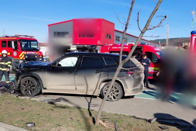VIDEO Cum a avut loc accidentul grav din Floresti Cluj in care au fost implicate doua masini iar un barbat a ramas blocat intre fiarele vehiculului