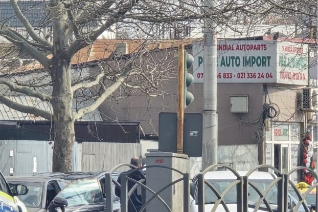 accident in bucuresti intre trei masini un adapost de tramvai distrus