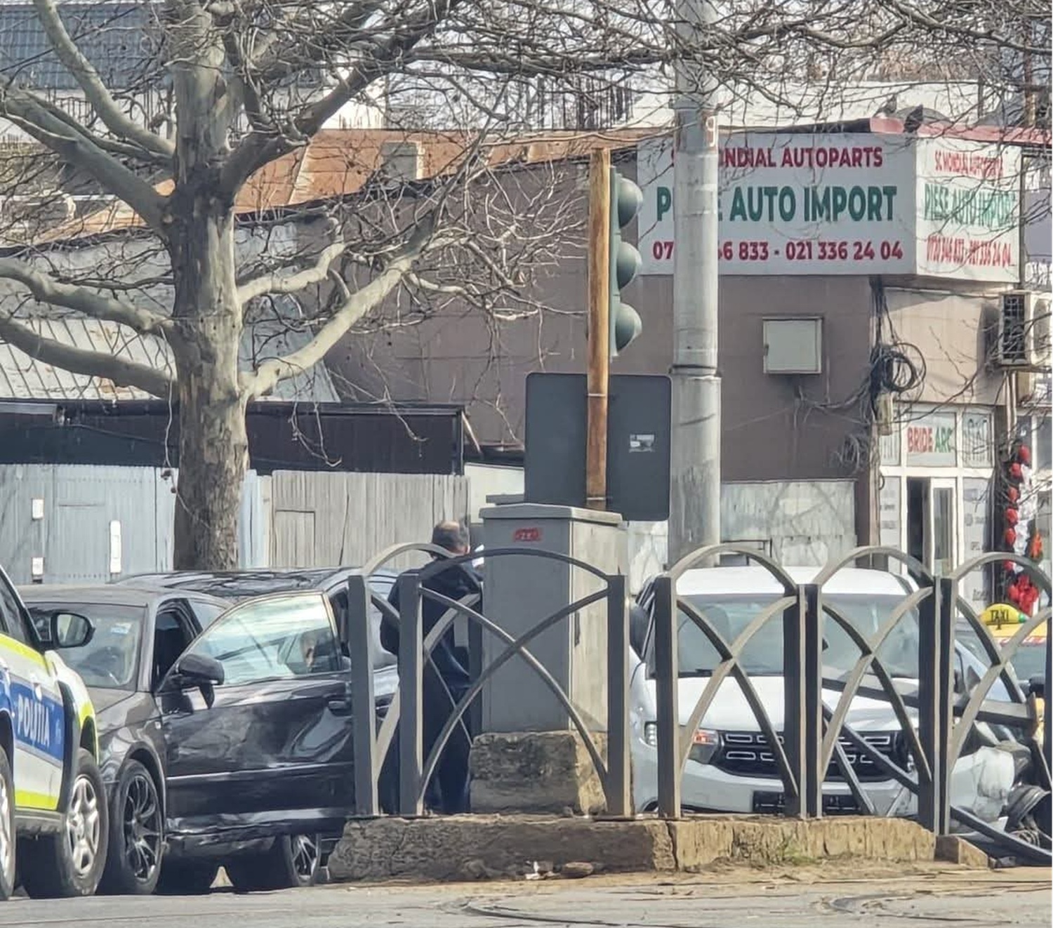 accident in bucuresti intre trei masini un adapost de tramvai distrus