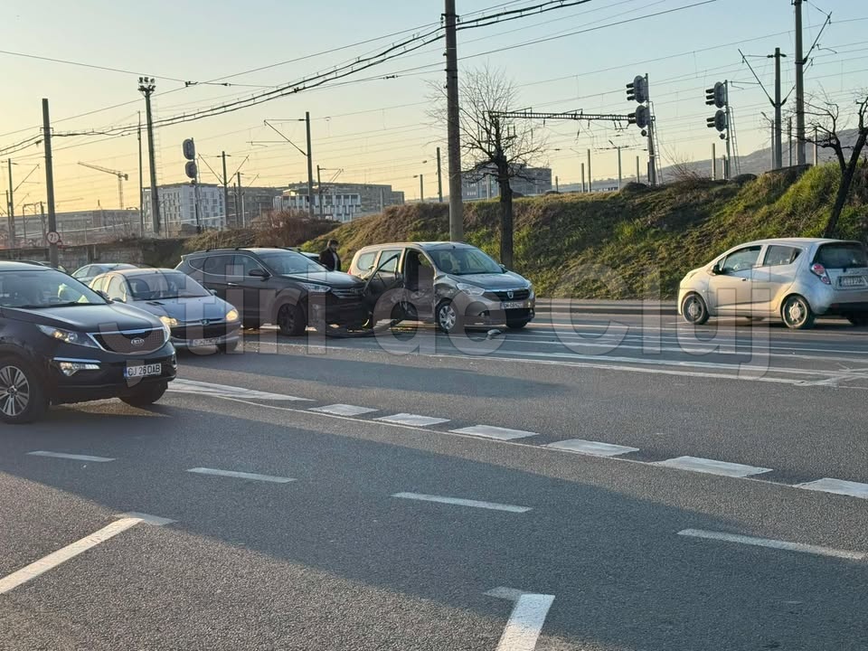 accident in cluj napoca recent doua autoturisme implicate acordati atentie in zona foto