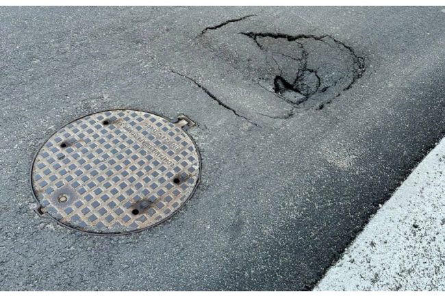 asfaltul s a surpat pe o strada din floresti locuitorii cer interventie de urgenta speram ca va fi reparat cat mai repede