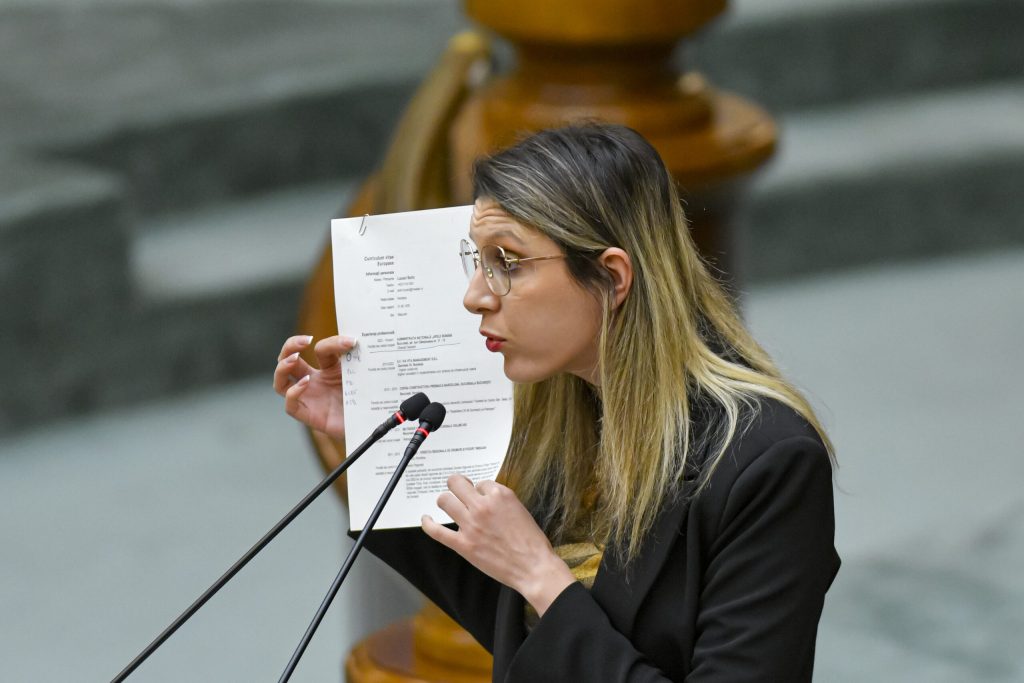 diana buzoianu anunta curatirea lacului de acumulare de la calimanesti asadar da putem avea o romania curata