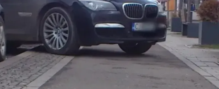haos pe o pista de biciclete din cluj napoca masinile ocup d trotuarul si blocheaza tot zi de zi