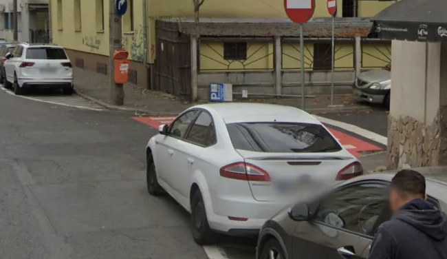 intersectie periculoasa in cluj napoca vizibilitate reduse si masini care circula pe trotuar