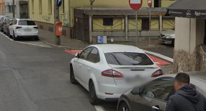 intersectie periculoasa in cluj napoca vizibilitate reduse si masini care circula pe trotuar