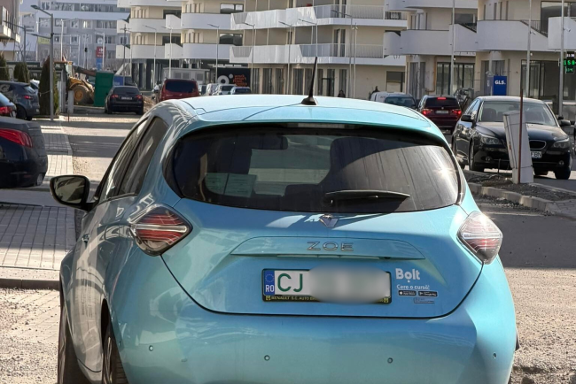 nesimtire totala in traficul din cluj comportamentul agresiv al unui sofer bolt a pus in pericol un copil in carucior a aruncat cu pietre de pe trotuar