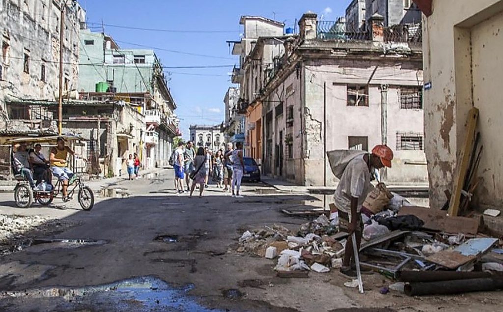 o pta zi de proteste violente in cuba dupa intreruperile masive de electricitate protestatarii au atacat sediul partidului comunist