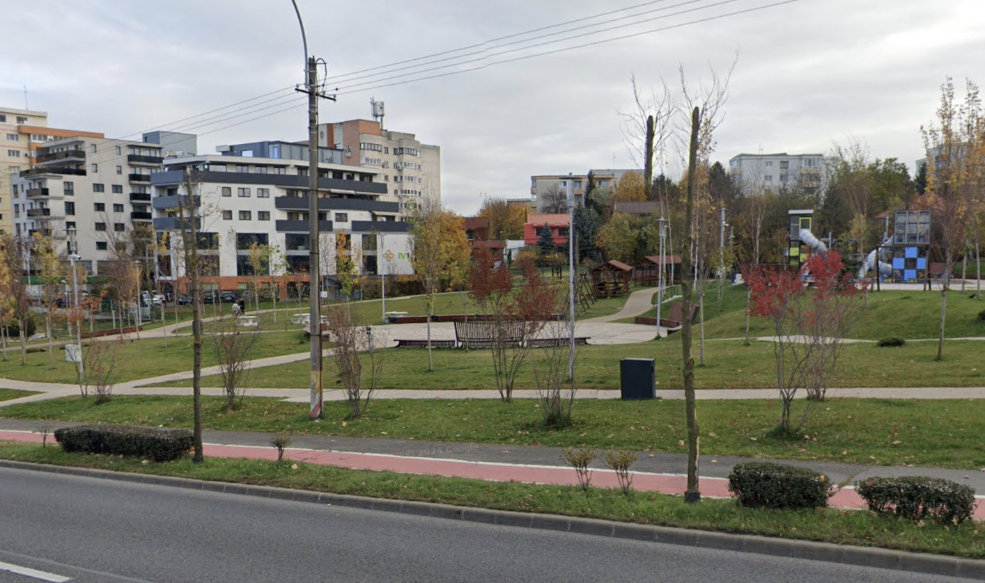 pericol trecut cu vederea in cluj copiii se indreapta cu bicileta din parc direct spre masini pe strada observatorului un tata cere urgent instalarea unui gard de protectie