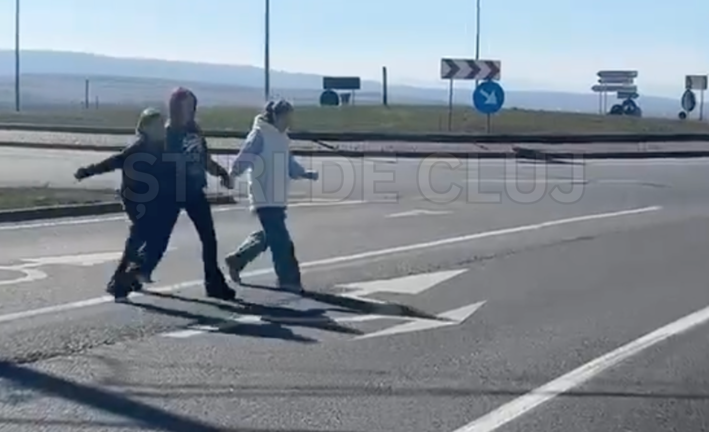 video copiii din cluj traverseaza zilnic 4 benzi deoarece nu au trecere de pietoni nu au alta cale de a ajunge acasa traiasc cu frica in fiecare zi
