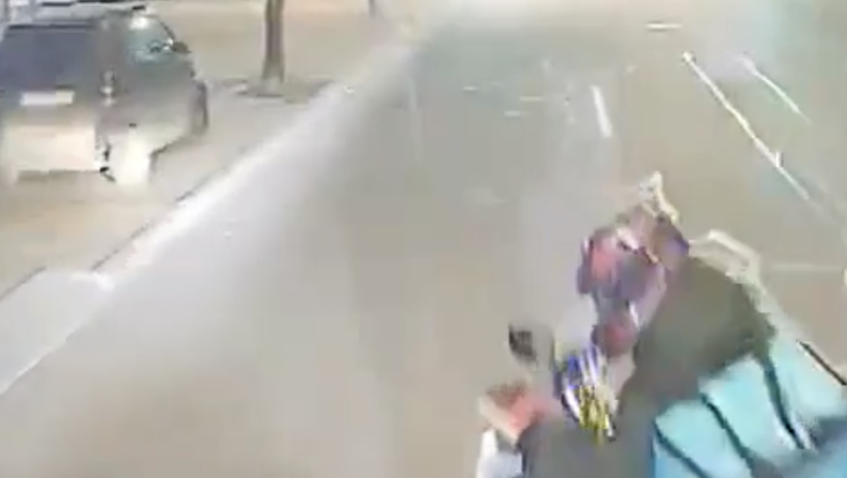 video curier pe scuter la un pas sa fie accidentat in cluj a traversat 3 benzi fara sa se asigure deloc trebuie verificat nu cred ca are permis