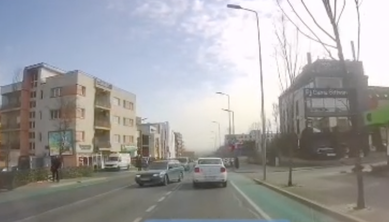 video ignoranta la volan trecerea pe rosu pare ca a devenit o practica frecventa in cluj doi soferi au incalcat semaforul la acelasi trecere de pietoni