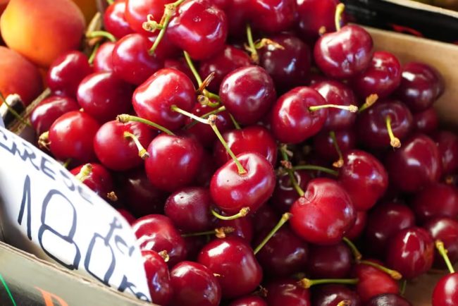 A sosit timpul pentru rate ciresile au aparut si costa 180 de lei pe kilogram