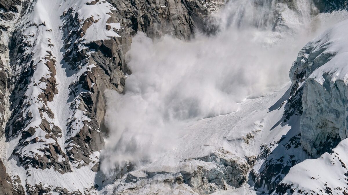 Avertisment ANM Risc ridicat de avalanse la munte care pot fi declansate de turisti si schiori