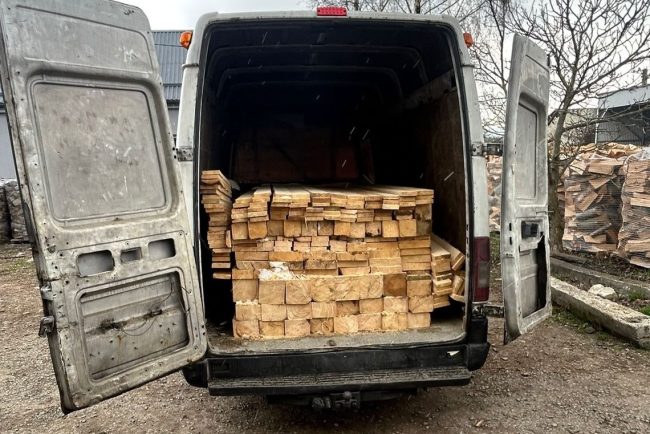 Cadou de Paste din partea politistilor clujeni Un barbat prins cu lemn dar fara acte A ramas fara cherestea si a fost sanctionat cu o amenda