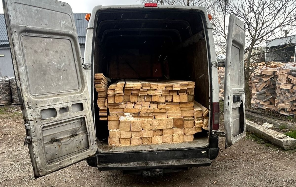 Cadou de Paste din partea politistilor clujeni Un barbat prins cu lemn dar fara acte A ramas fara cherestea si a fost sanctionat cu o amenda
