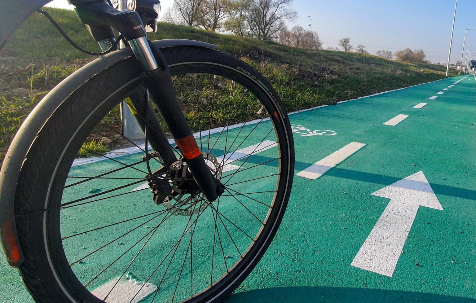 Capcana pentru biciclisti pe o strada din Cluj Pista se termina brusc dupa trecerea de pietoni iar soferii nu sunt constienti de existenta acesteia