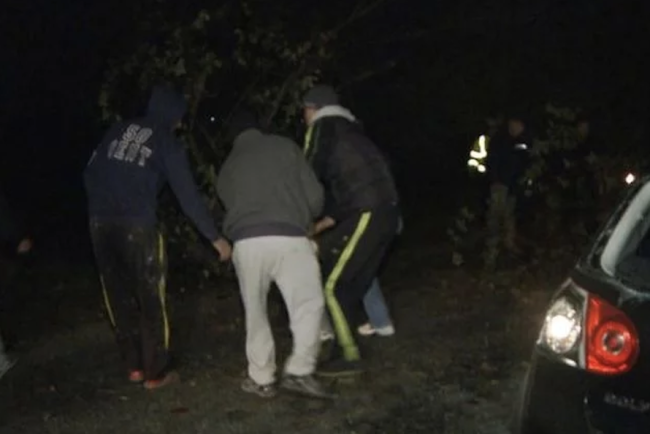 Clujenii nu mai reusesc sa doarma Zeci de tineri formeaza grupuri si fac zgomot in fiecare noapte Striga si injura trecatorii de pe strada