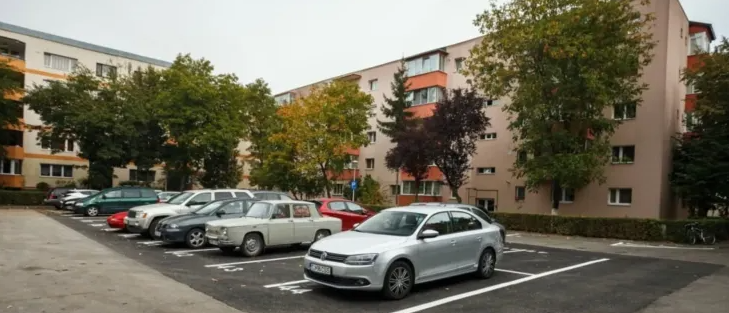 Conflict intre vecini pe o strada din Cluj Napoca I mi scuipa pe masina pentru ca o parchez pe strada