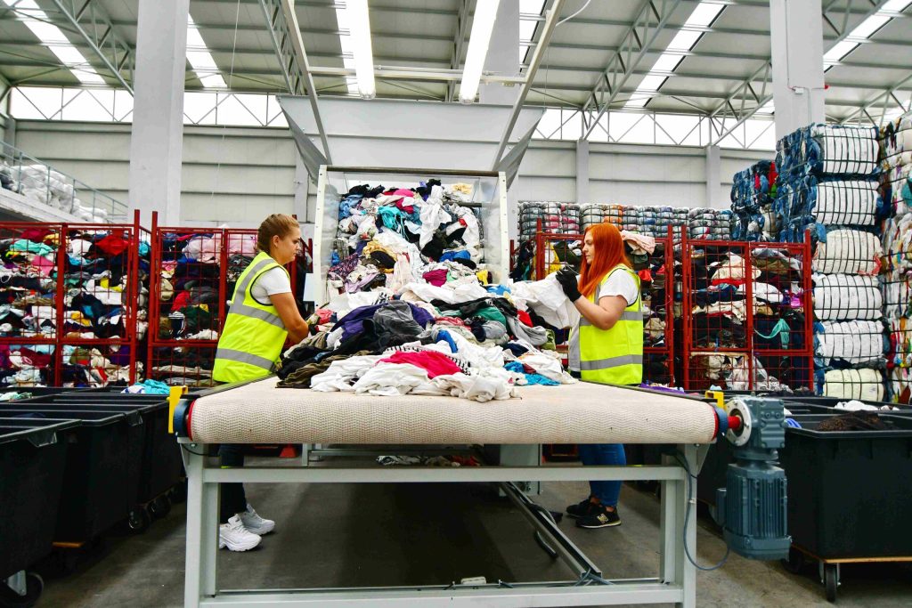 Exist riscul s rmnem fr magazine de produse second hand Proiectul de OUG al Ministerului Mediului privind produsele reutilizabile conine cerine imposibil de realizat