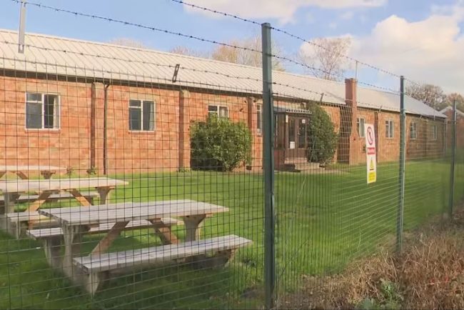 Guvernul britanic muta 10000 de migranti din hoteluri in comunitati