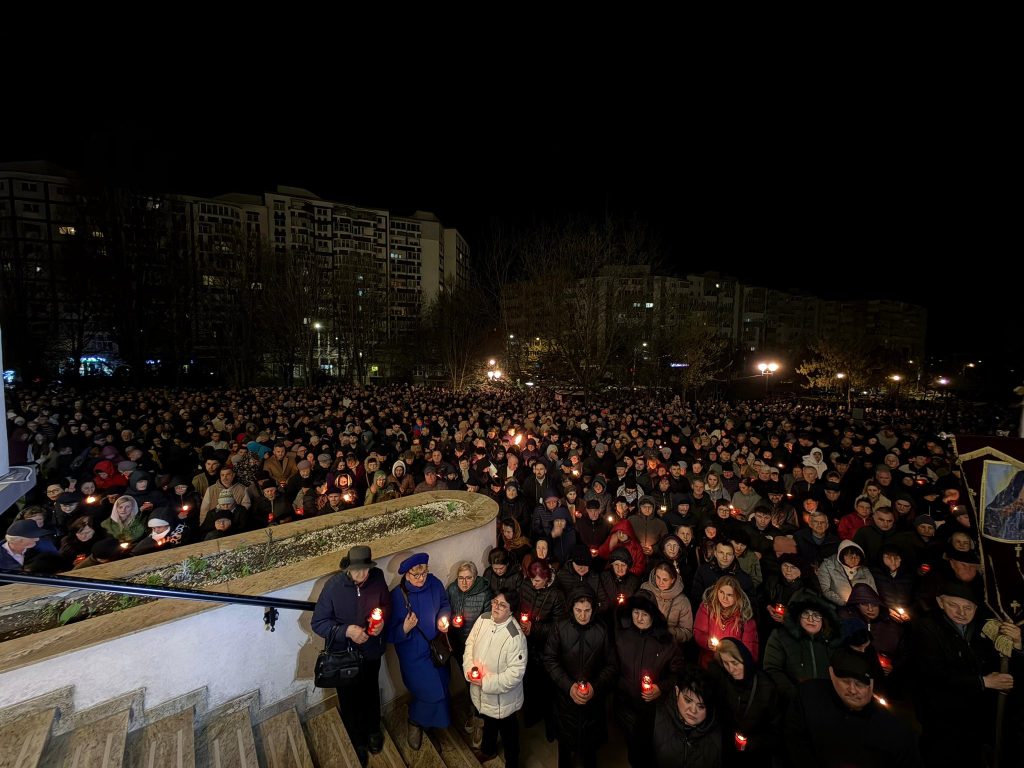 Hristos a inviat Mii de clujeni au participat noaptea trecuta la slujba de Inviere Imagini impresionante de la Catedraladin Manastur