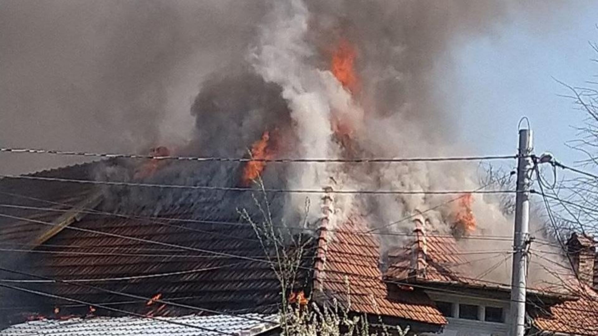 Incendiu de mari proportii intr o localitate din Cluj Pompierii intervin de urgenta flacarile au cuprins toata casa