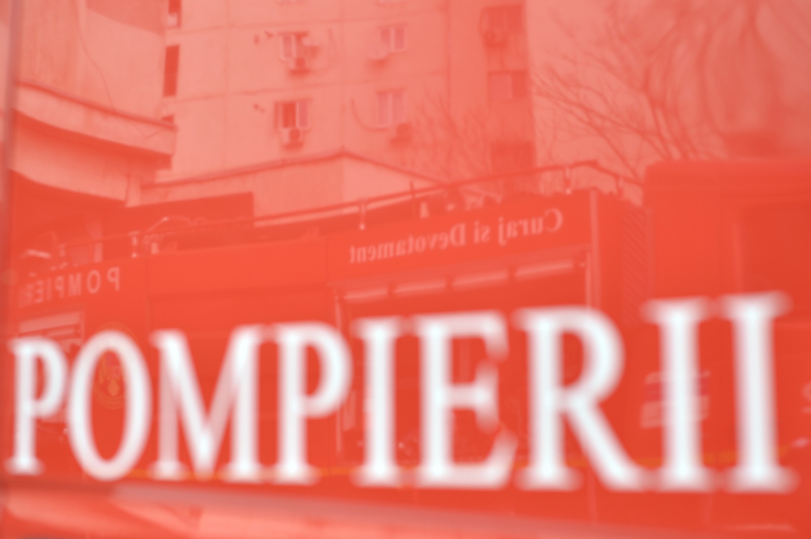 Incendiu in Capitala Fatada unei cladiri de pe strada Tache Ionescu a fost cuprinsa de flacari