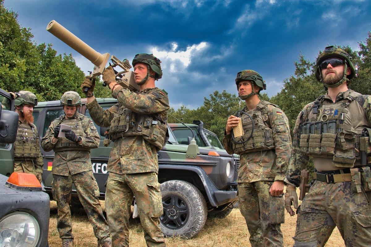 Lege noua in Germania Barbatii germani nu pot parasi tara mai mult de trei luni fara aprobarea autoritatilor militare