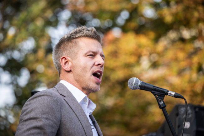 Ministrul de Externe al Ungariei distruge documente legatede sanciunile UE