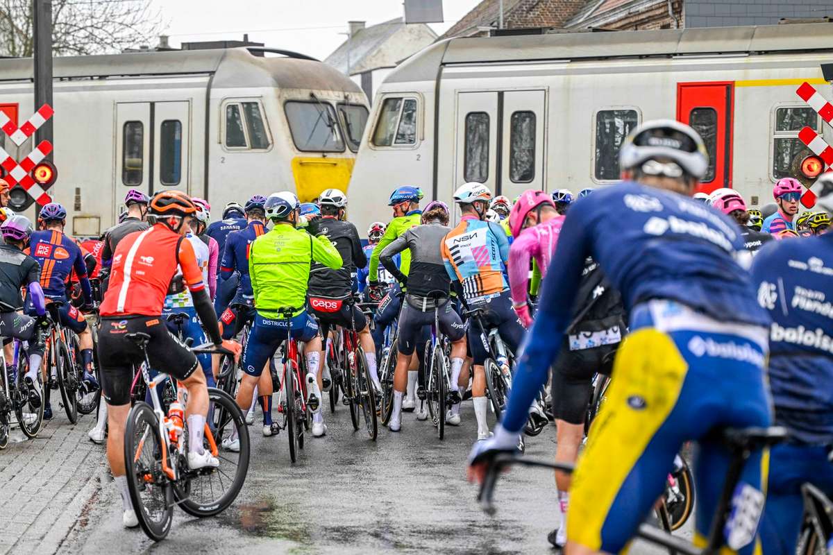 Parchetul belgian va actiona in instanta 54 de ciclisti pentru ca au trecut pe rosu in timpul Turului Flandrei