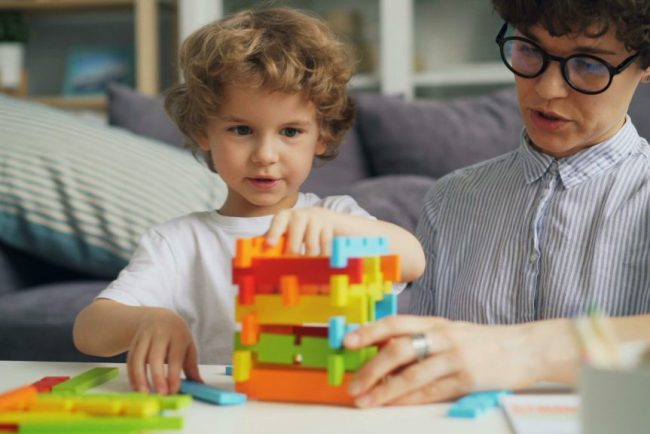Parintii copiilor cu autism si sindrom Down vor primi sprijin din partea statului consiliere psihologica gratuita aprobata de Parlament