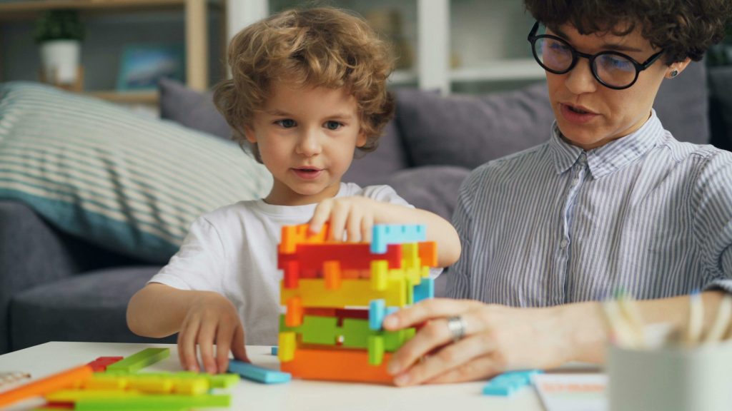 Parintii copiilor cu autism si sindrom Down vor primi sprijin din partea statului consiliere psihologica gratuita aprobata de Parlament