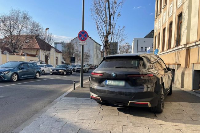 Performanta de 10 in nesimtire Un clujean cu BMW a ocupat trotuarul iar pietonii au fost nevoiti sa circule pe strada