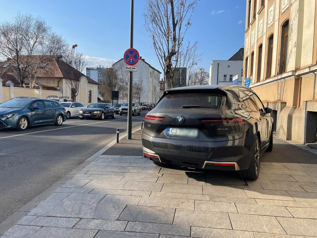 Performanta de 10 in nesimtire Un clujean cu BMW a ocupat trotuarul iar pietonii au fost nevoiti sa circule pe strada