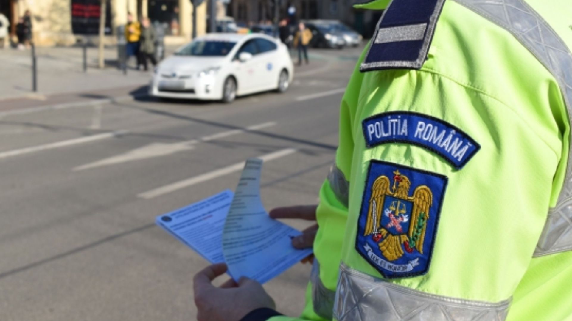 Politistii din Cluj patruleaza pe strazi inainte de Paste Sofer fara permis si tractor fara numere depistati in doar 30 de minute Alte zeci de amenzi acordate