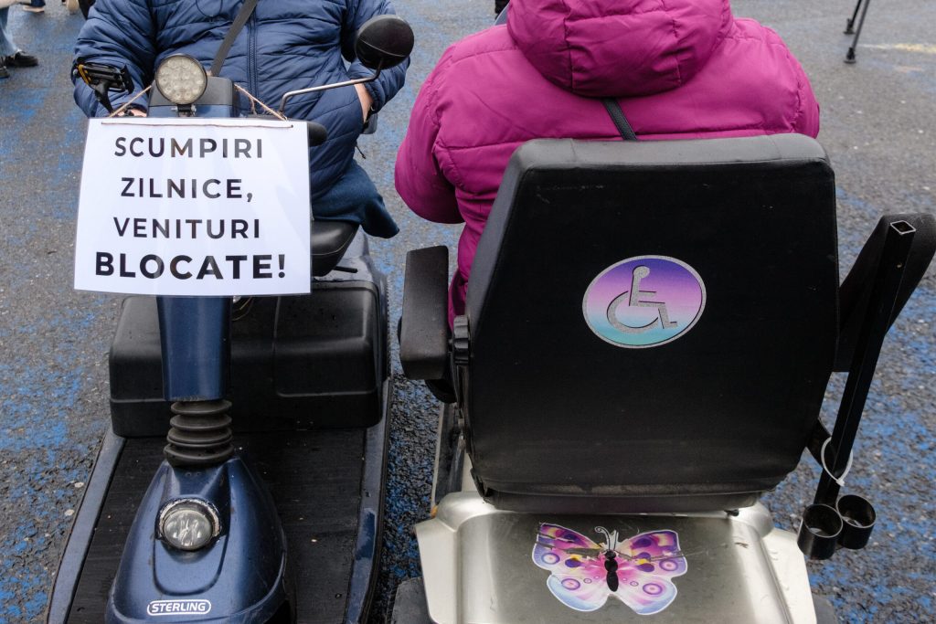 Protest al persoanelor cu dizabilitati in Piata Victoriei Ce solicita participantii