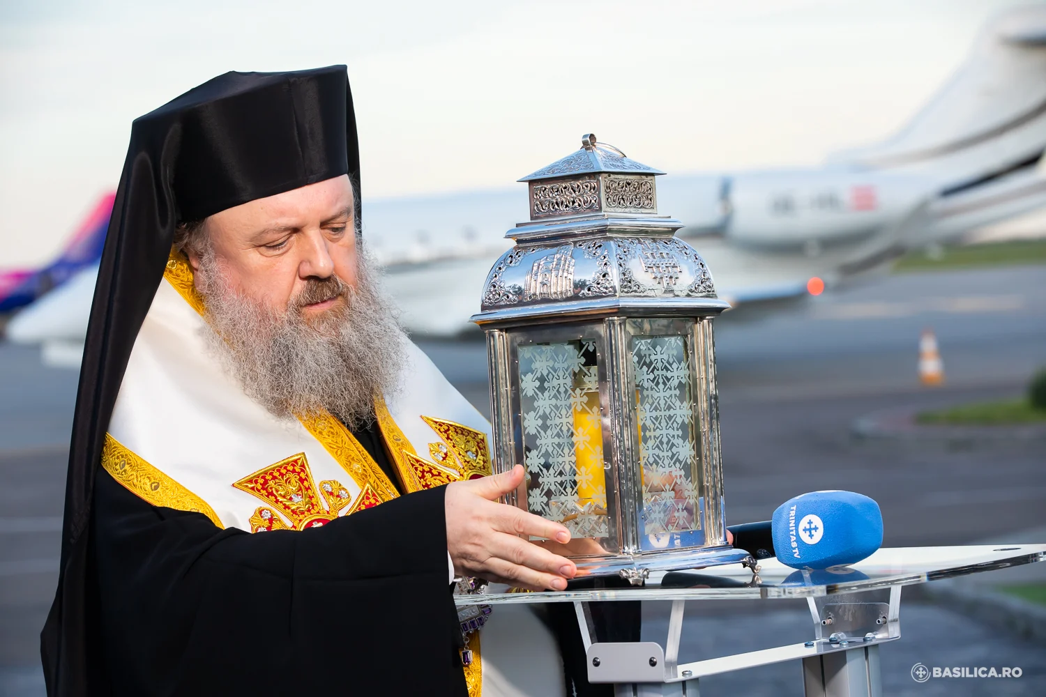 Sfanta Lumina ajunge in Romania printr o cursa speciala O misiune afectata de restriciile din Ierusalim