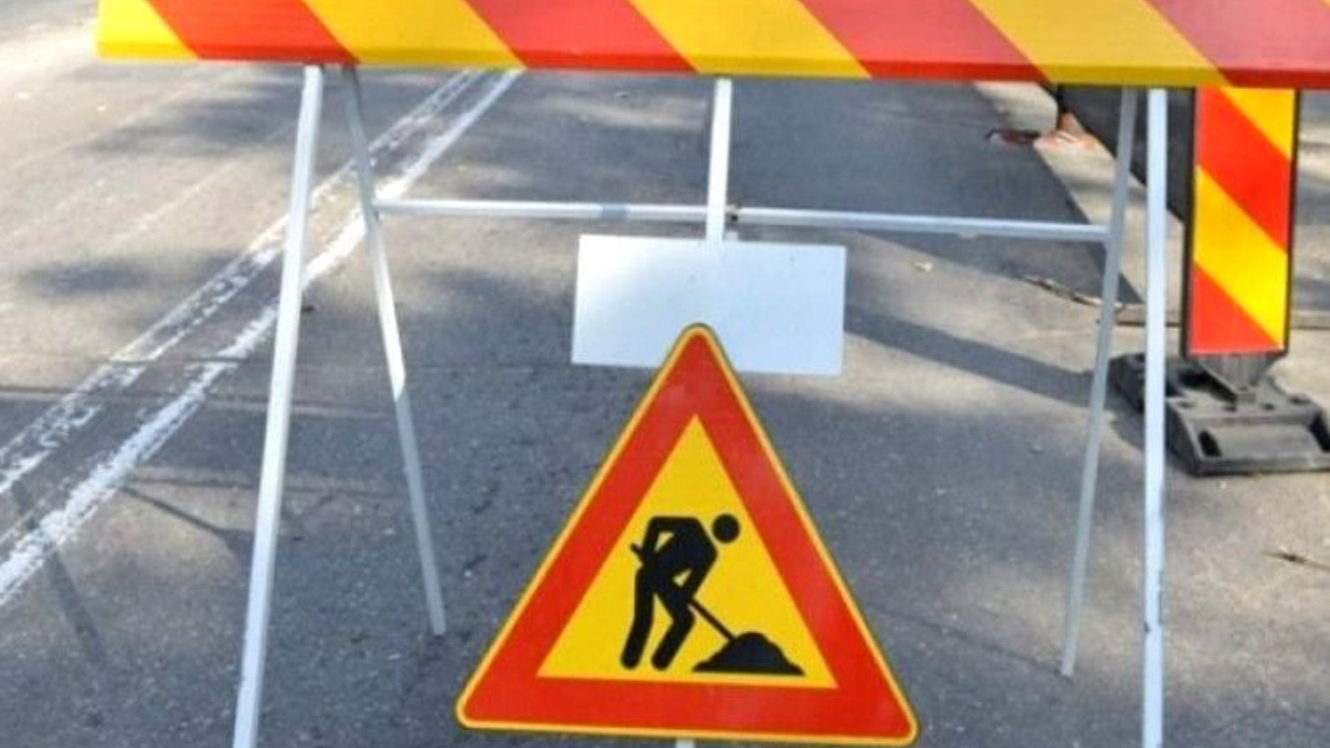 Strada inchisa complet in Floresti Cluj Traficul este oprit timp de mai multe ore din cauza unui avarii la reteaua de apa Soferii trebuie sa isi schimbe traseele