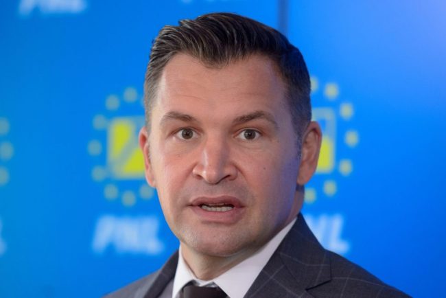 Stroe dupa ce CCR a respins legea privind utilizarea a 40 romani pe teren Populismul AUR a fost demontat