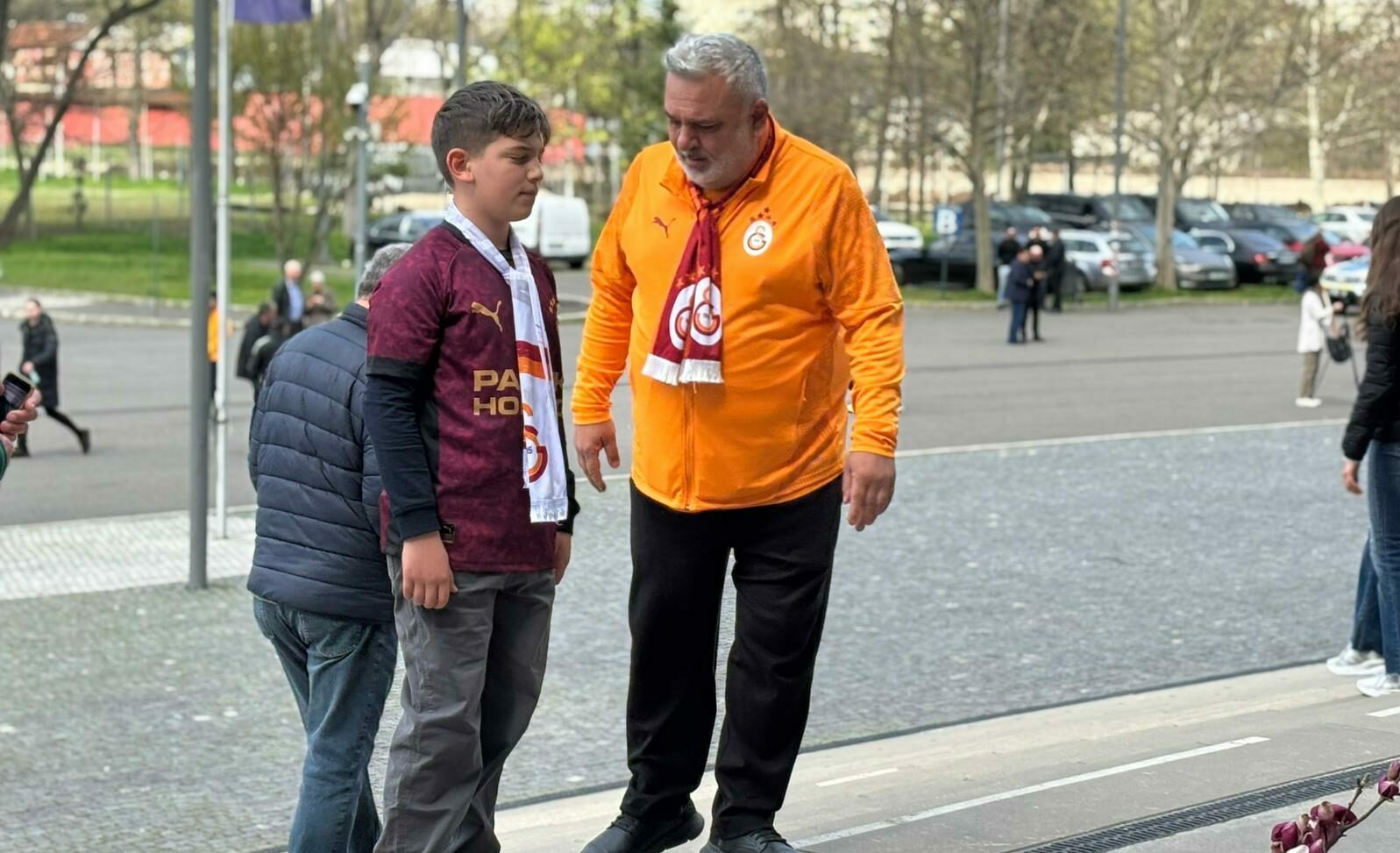 Suporterii Galatasaray din Turcia la inmormantarea lui Mircea Lucescu Toate galeriile il apreciau
