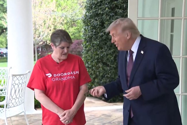 Trump ofera un bacsis de 100 de dolari unui livrator DoorDash la Casa Alba