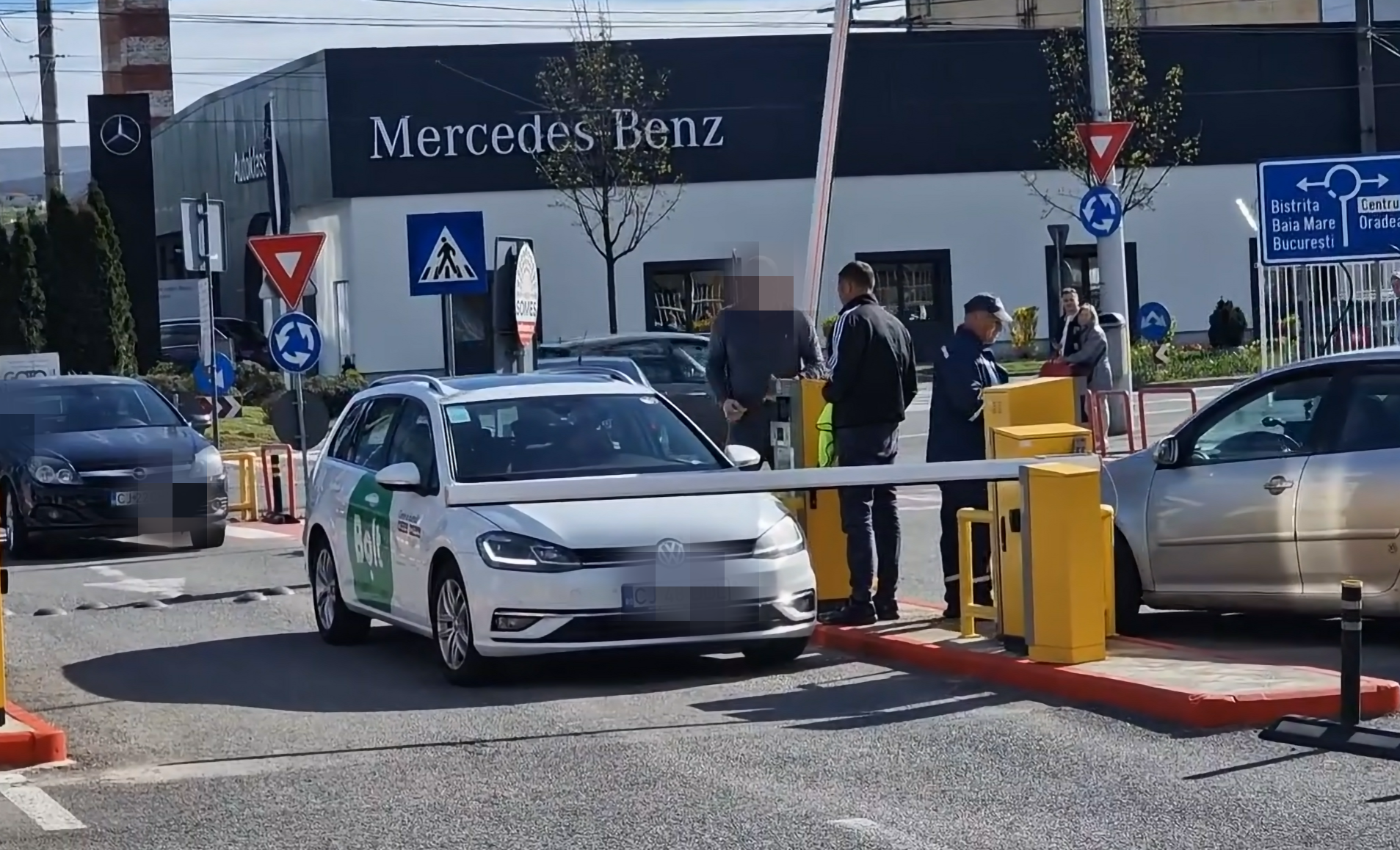 VIDEO Scandal pe Aeroportul Cluj Un sofer a turbat si a spart geamul unei masini Bolt Mama a murit acum un an