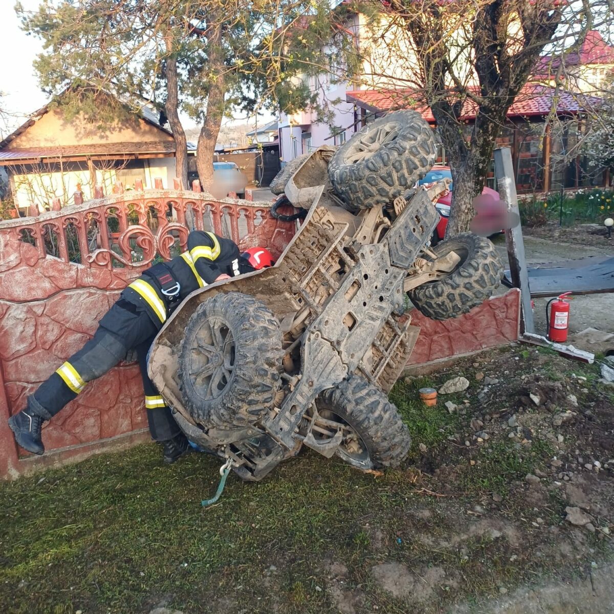 accident nefericit in a doua zi de paste un atv s a rasturnat si a intrat intr un gard