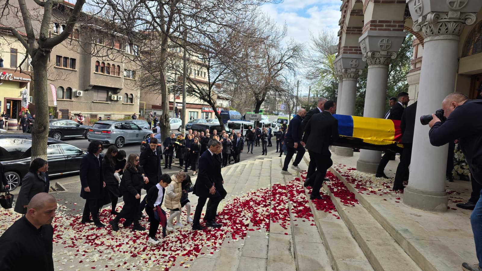 actualizare mircea lucescu va fi inmormantat astazi cu onoruri militare slujba va incepe in curand la biserica sf elefterie