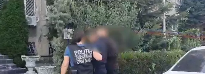 caz socant un bebelus a fost gasit printre droguri si murdarie tatal sau a fost arestat imediat de politie